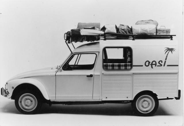 シトロエン『2CV』が集まってキャンプ、ツインエンジン4WDの